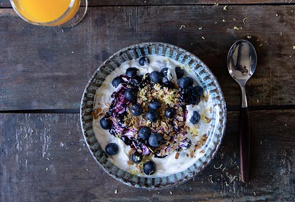 Blueberry muesli yoghurt bowl with a twist 
