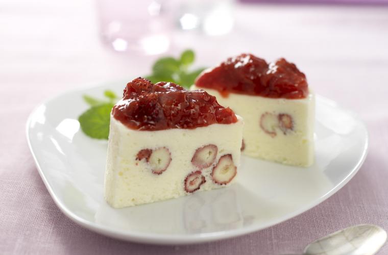 White chocolate and strawberry cake 