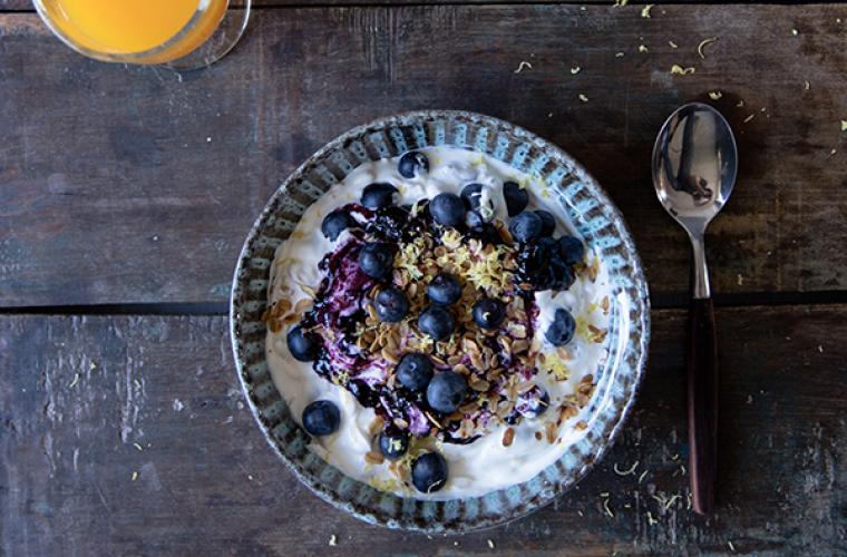 Blueberry muesli yoghurt bowl with a twist 