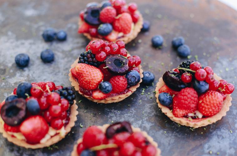 Fruit tartlets with raspberry jam 